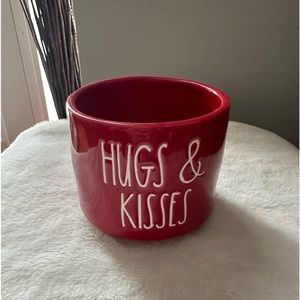 RAE DUNN “Hugs & Kisses” Planter